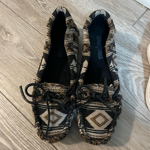 Minnetonka Aztec Print Black & Brown Moccasins 6.5 - Picture 5 of 10